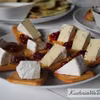 Camembert na krakersach z żurawiną