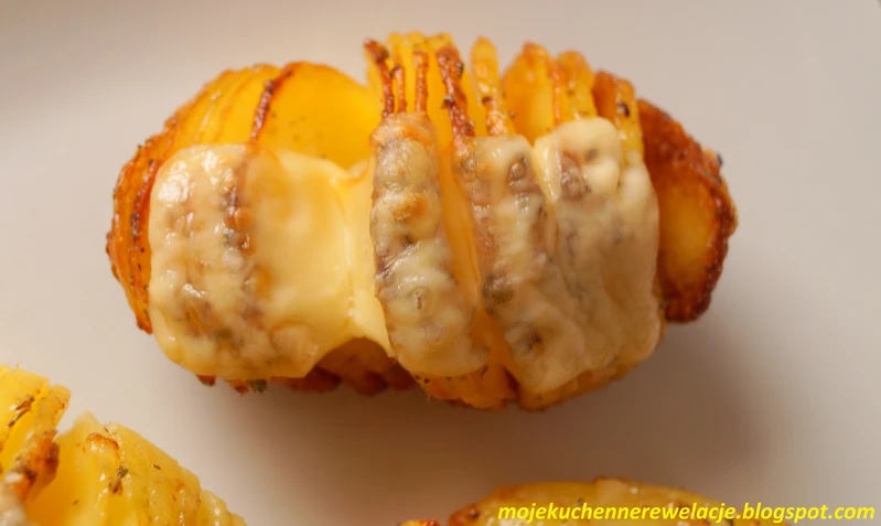 Pieczone ziemniaki Hasselback z serem