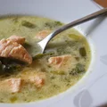 Delikatna zupa porowa z łososiem