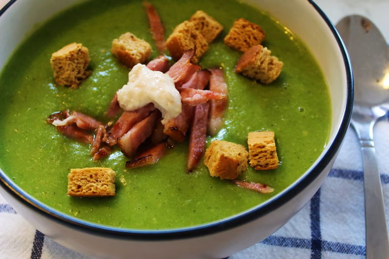 Zupa z zielonego groszku z szynką / Pea and ham soup