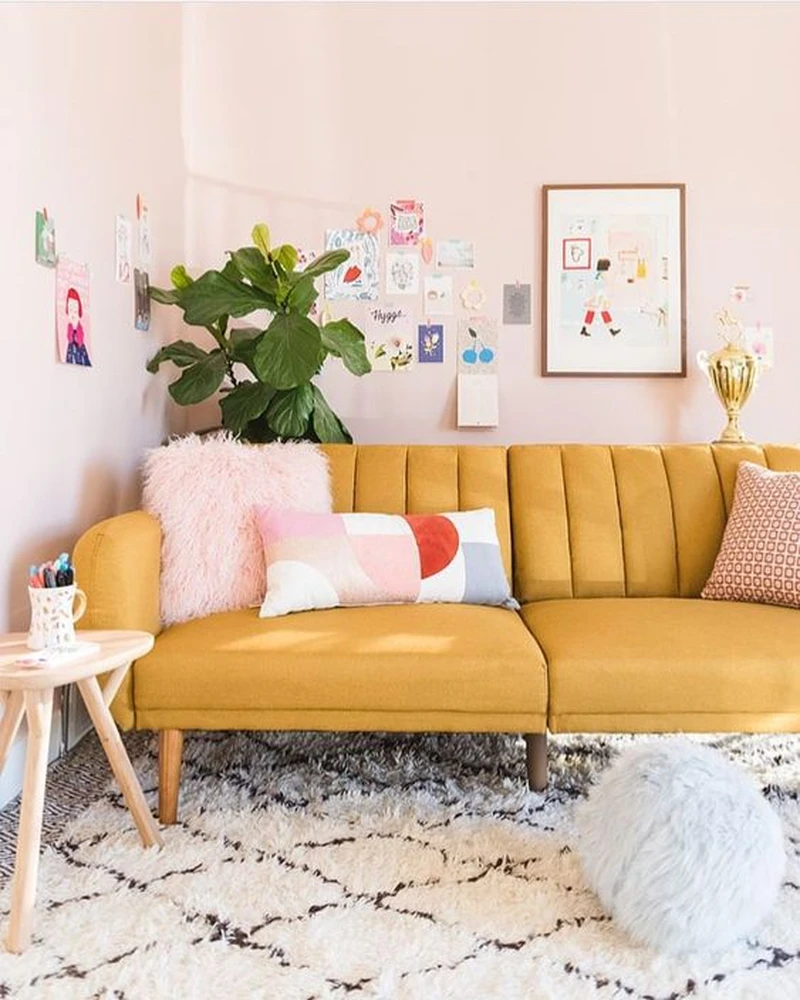Żółta, odważna sofa