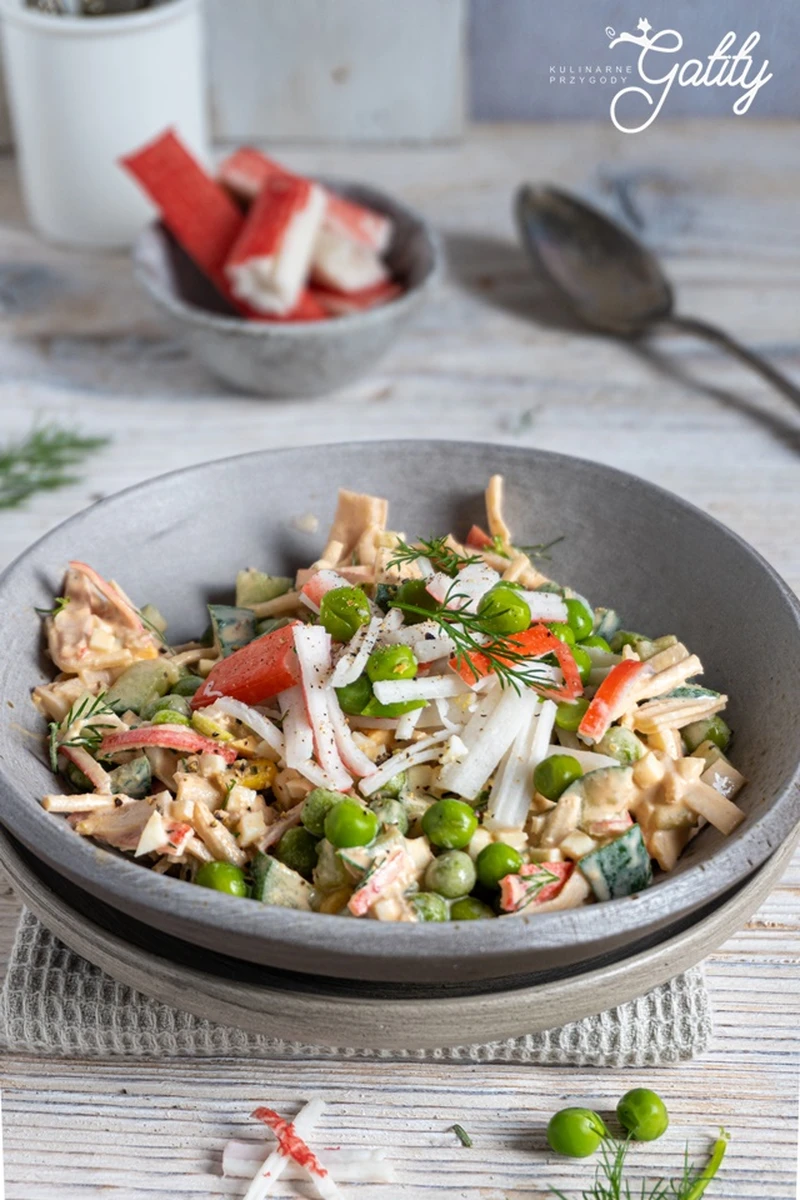 Sałatka z zielonym groszkiem, ogórkiem i surimi