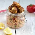Pieczone klopsiki z fetą na sałatce z kuskusu