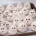 Duszki z bezy na Halloween z niespodzianką w środku! Prosty przepis, który zachwyci dzieci!