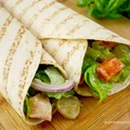 Tortilla z kurczakiem i warzywami – pomysł na pyszną przekąskę