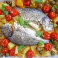 Pieczona dorada z ziemniakami, pomidorkami i oliwkami