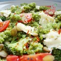 Brokułowe pesto na sałatce