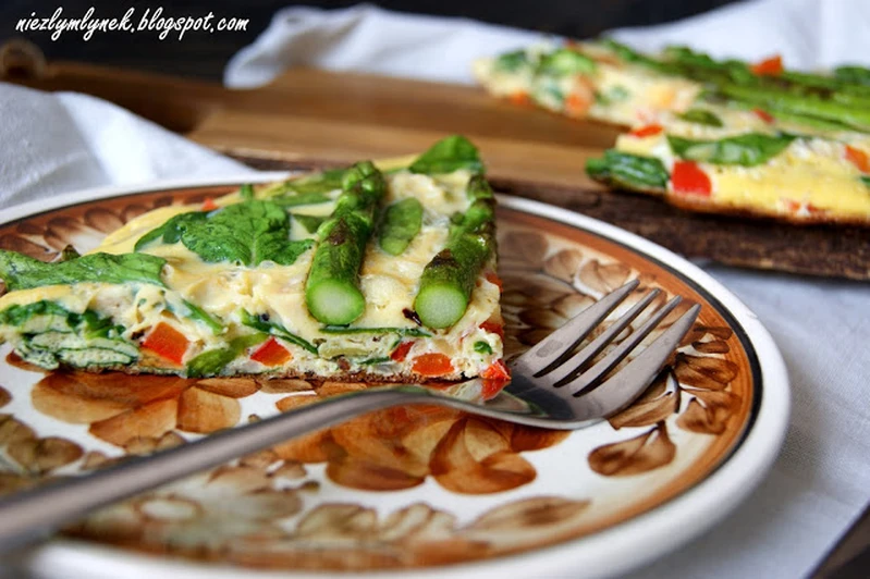 Hiszpańska tortilla ze szpinakiem i szparagami