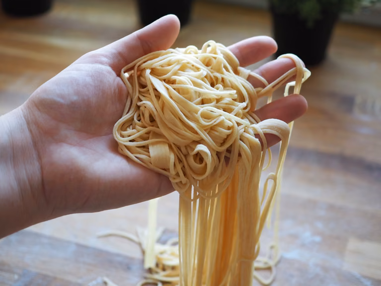 Domowy makaron spaghetti. Przepis krok po kroku