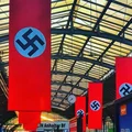 Flagi ze swastykami zawisły na dworcu we Wrocławiu! Podróżni nie kryli zdziwienia