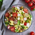 Makaronowa sałatka z sosem jogurtowym curry