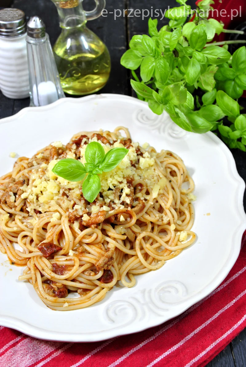 Spaghetti z sosem pomidorowym i mięsem mielonym