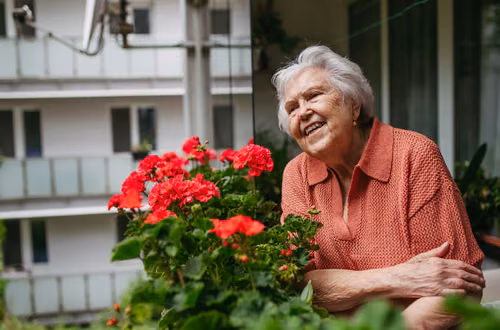 Nowy bon dla seniorów i ich rodzin startuje w 2026 roku! Comiesięczne świadczenie o wartości usług 2150 zł dla osób 65+