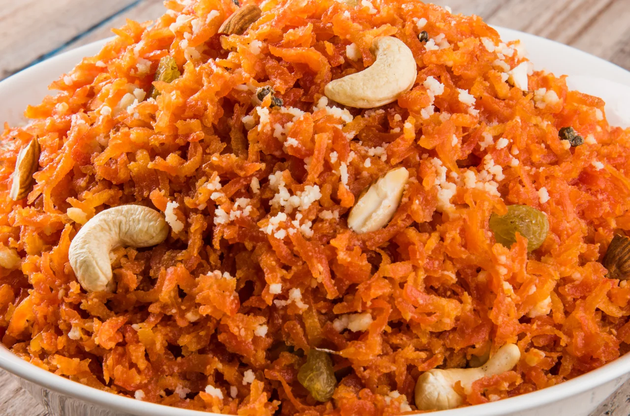 Zetrzyj marchewki na tarce i wrzuć na patelnię! Powstanie mistrzowski indyjski deser, który podbije każde podniebienie