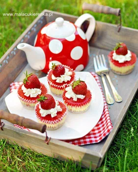 Mini serniczki z truskawkami