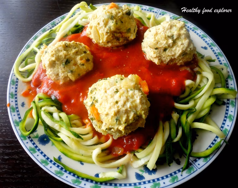 Klopsiki drobiowe w sosie pomidorowym z cukiniowym spaghetti