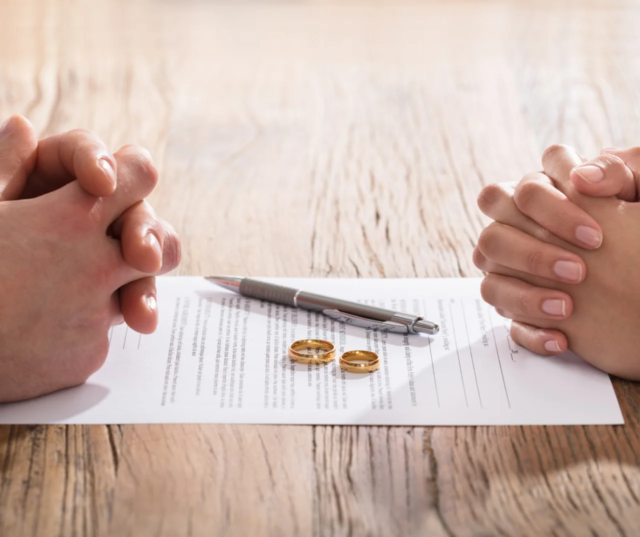 Odwołanie ślubu: Czy można liczyć na odszkodowanie? Co z pierścionkiem zaręczynowym?
