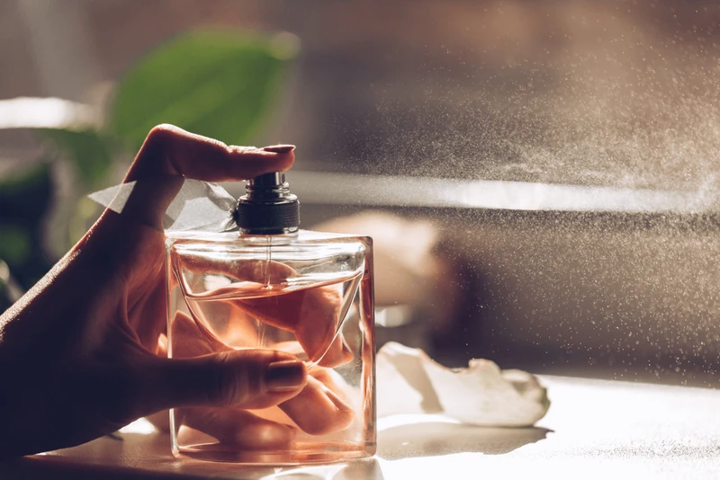 Jak przedłużyć trwałość perfum?