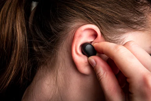 Dobre słuchawki bezprzewodowe – na co zwrócić uwagę?