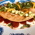 Omlet szpinakowy z chorizo i mozarellą