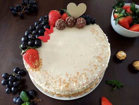 Tort z białą czekoladą.