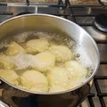 Jak ekspresowo ugotować ziemniaki?