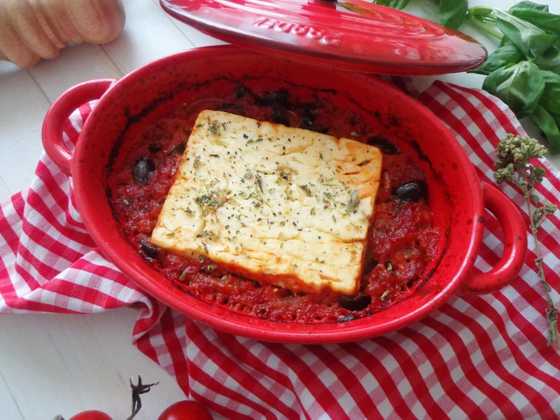 Pieczona feta w pomidorach z oliwkami i czerwoną cebulą