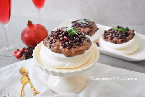 Mini pavlova z kremem czekoladowym i granatem