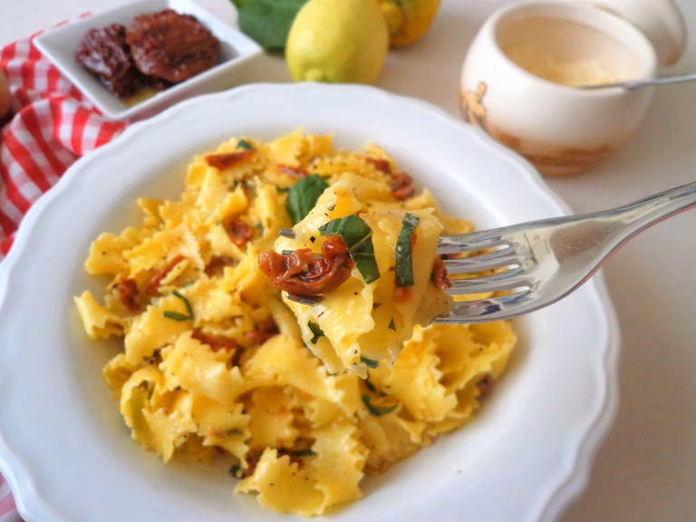Makaron pappardelle z suszonymi pomidorami w cytrynowym sosie