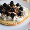 OMLET BISZKOPTOWY Z JOGURTEM SKYR I JEŻYNAMI