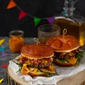 Pączkoburger z bekonem, gołką i chutneyem z mango