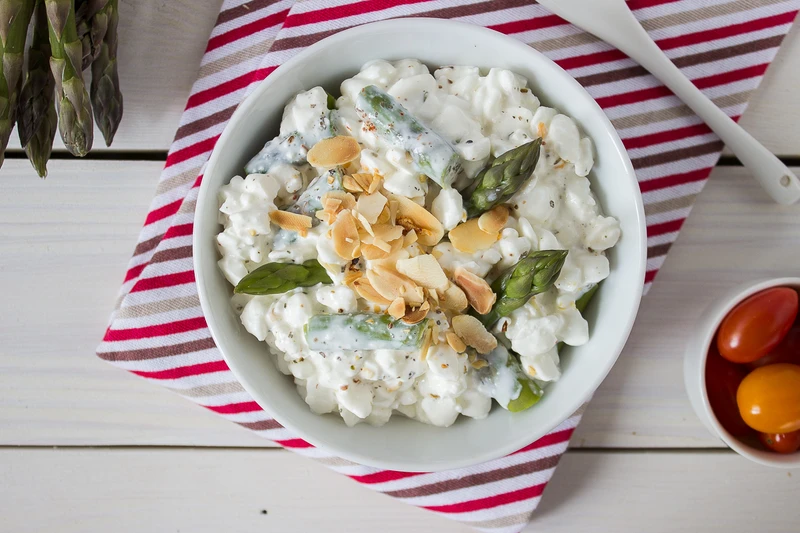 Serek wiejski ze szparagami i migdałami na śniadanie / Cottage cheesee with asparagus