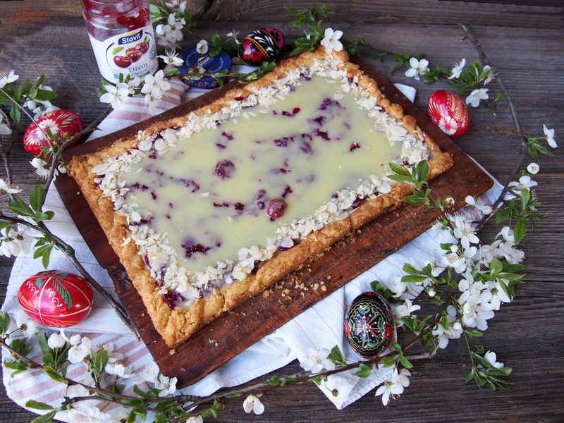 Mazurek z wiśniami i białą czekoladą