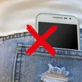 Dlaczego nie należy nosić telefonu w tylnej kieszeni spodni? Odpowiadamy!
