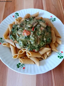 Makaron w sosie pieczarkowo-szpinakowym