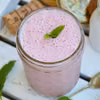 Jaglany shake z truskawkami