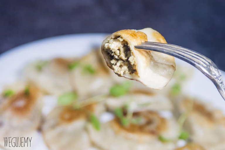 Pierogi z soczewicą i tofu wędzonym a'la mięsne