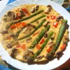 Omlet ze szparagami, pieczarkami i papryką