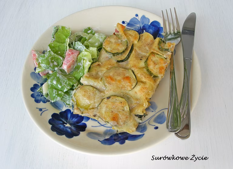 Lasagne ze szpinakiem, cukinią i boczkiem w sosie beszamelowym. Pyszny, sycący obiad.