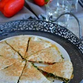 Quesadilla z mięsem, papryką, szpinakiem i mozzarellą
