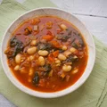 Pomidorowa zupa curry z fasolą i szpinakiem
