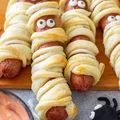 Przerażająco pyszne mumie z parówek w cieście francuskim – idealne na halloweenowe przyjęcie!
