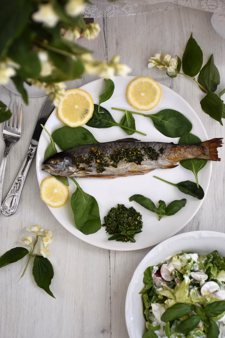 wykwintny pstrąg z pesto z bazylii, mięty i szpinaku