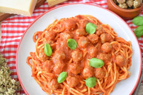 Spaghetti z klopsikami w sosie pomidorowym po abruzyjsku