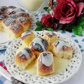 Odrywana drożdżówka z sosem budyniowym