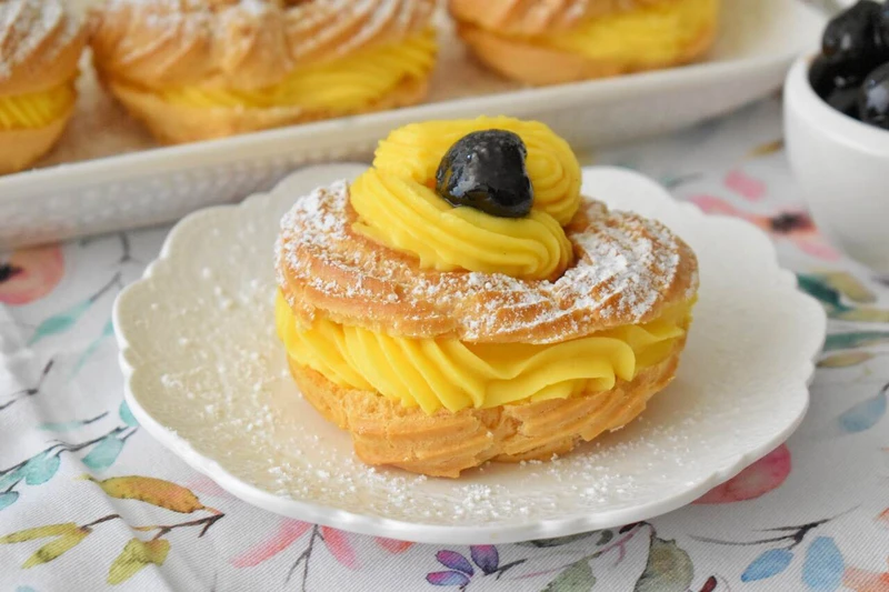 Włoskie pączki ptysiowe z kremem cukierniczym - "Zeppole di San Giuseppe"