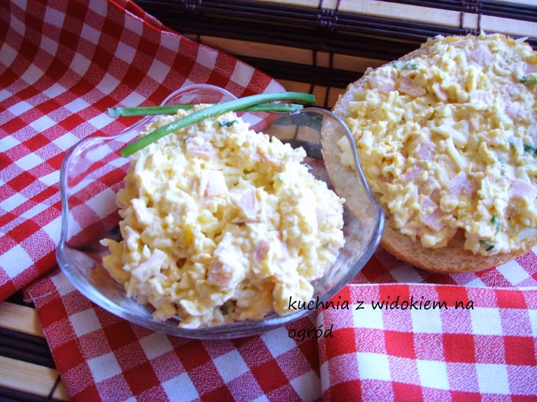 Pasta jajeczna z szynką i szczypiorkiem. Smaczne smarowidło na kanapki.
