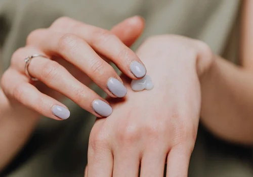 Jak kremy do cery naczynkowej wspierają skórę wrażliwą zimą i które formuły działają najskuteczniej?