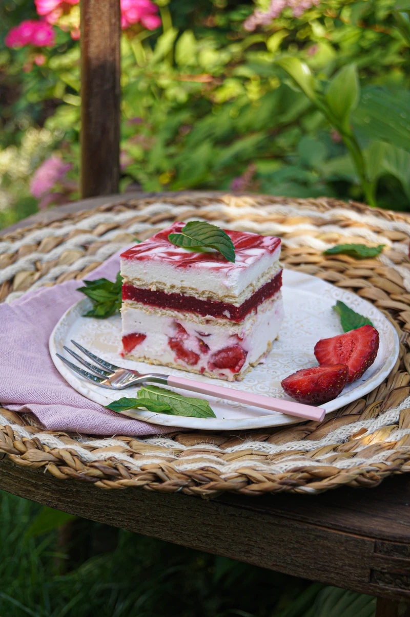 Ciasto truskawkowa kostka bez pieczenia