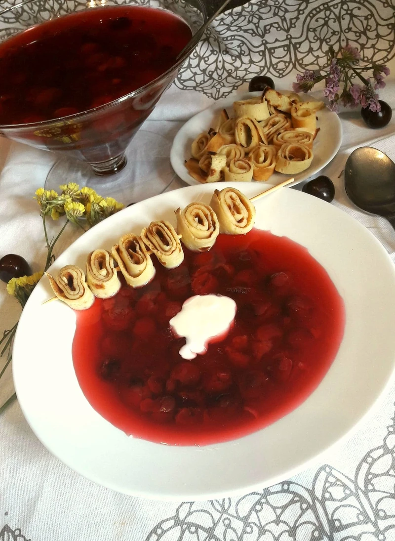 Zupa wiśniowa z makaronem naleśnikowym